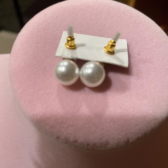 Sophisticated Pearl Earrings and Brooch Set - Picture 3 of 3